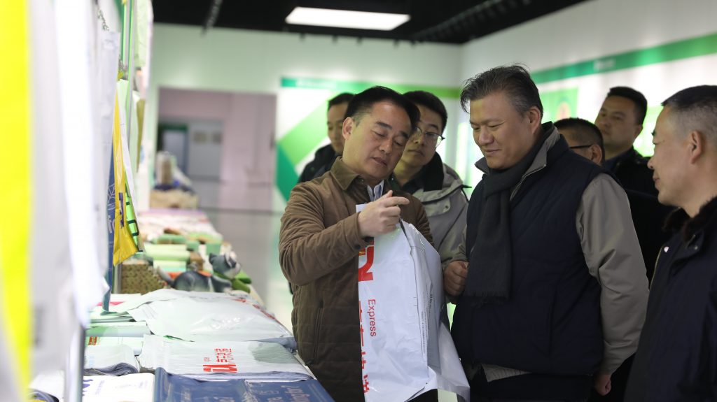 新疆新業(yè)能源化工有限公司副總經(jīng)理劉國(guó)亮、中科新材董事長(zhǎng) 張昊一行蒞臨河南特創(chuàng)生物考察